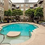 Loft Style 1.5 Bedroom Walk 2 Downtown! Sleeps 6!