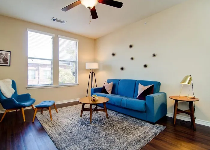 Loft Style 1.5 Bedroom Walk 2 Downtown! Sleeps 6!