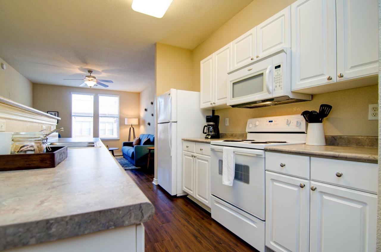Loft Style 1.5 Bedroom Walk 2 Downtown! Sleeps 6! Apartment