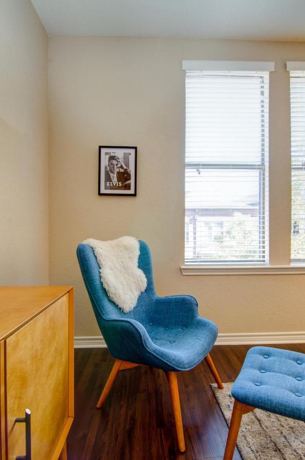 Loft Style 1.5 Bedroom Walk 2 Downtown! Sleeps 6! Apartment *