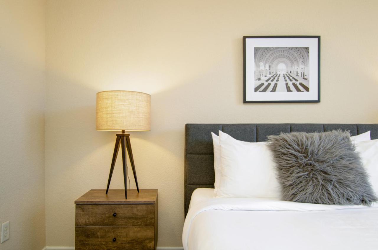 Apartment Loft Style 1.5 Bedroom Walk 2 Downtown! Sleeps 6! *