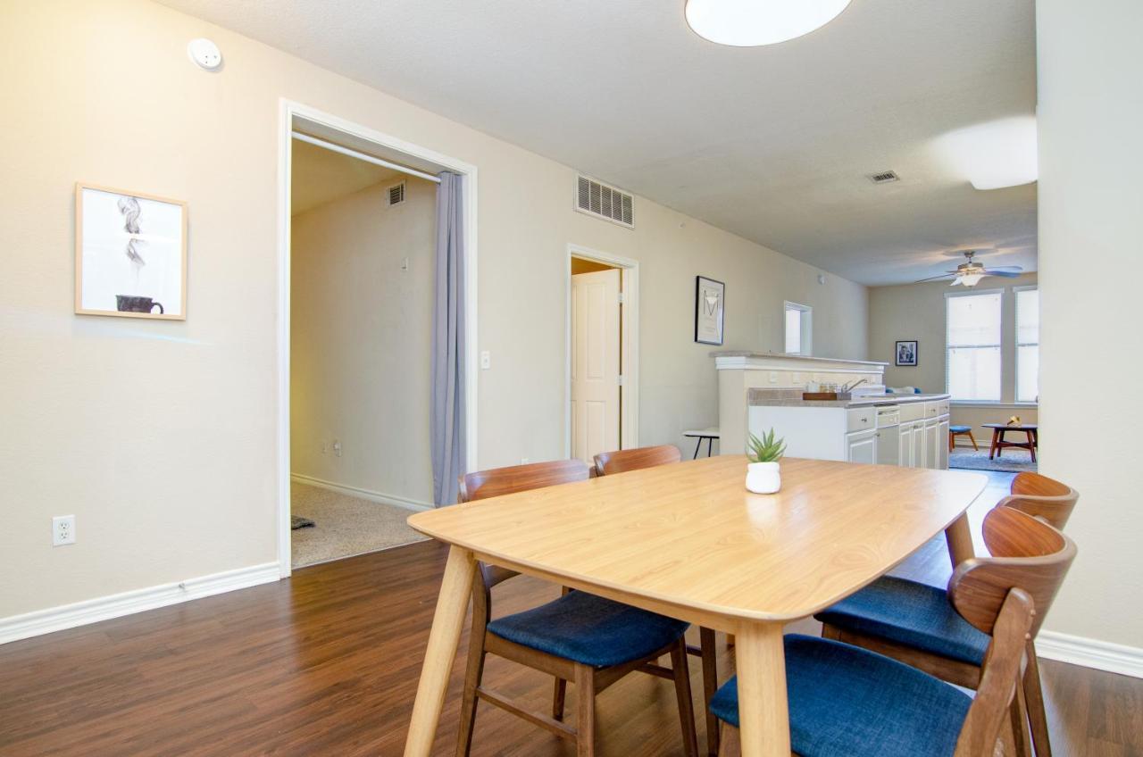 Loft Style 1.5 Bedroom Walk 2 Downtown! Sleeps 6! Apartment